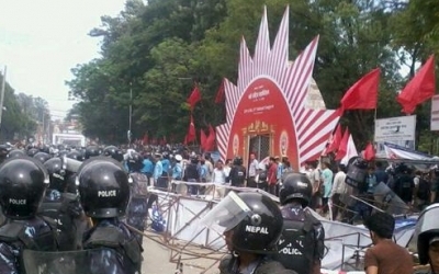 नाराबाजी र तोडफोडमा उत्रेका एमाले कार्यकर्ता