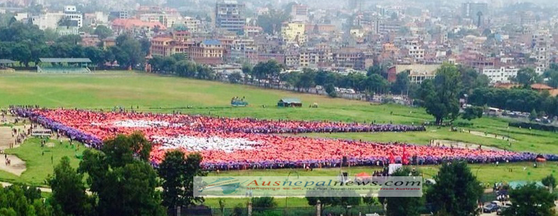 ३६ हजार जना सहभागी भएर निर्माण गरिएको मानव निर्मित नेपाली राष्ट्रिय झन्डा (तस्बिर- रमेश अधिकारी)