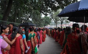 बिहिबार तीजका दिन पशुपति दर्शनका लागि लाइनमा बसेका महिला 