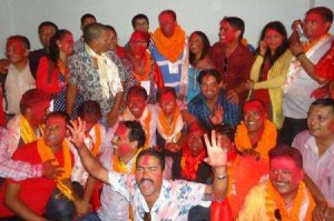 बिजयी भएपछी खुसि मनाउदै नेपाल प्रेस युनियनका पधाधिकारीहरु