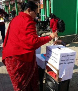 नमुना मतदानमा मत खसाल्दै सर्वसाधारण