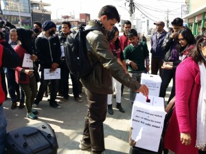 नमुना मतदानमा मत खसाल्दै सर्वसाधारण १