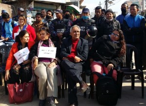 सडक बहसका अथिति, बिचमा सभासद चन्द्र भण्डारी 