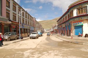 Saga_(Shigatse_Distrikt,_Tibet)_Geschäftsstrasse_Dieter_Schuh