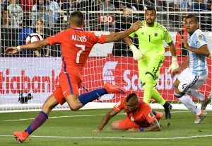 Chile's Alexis Sanchez (L) tries to score against Argentina before stumbling with the ball during their Copa America Centenario football tournament match in Santa Clara, California, United States, on June 6, 2016. / AFP PHOTO / JOSH EDELSON