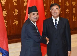 (160612) -- KUNMING, June 12, 2016 (Xinhua) -- Chinese Vice Premier Wang Yang (R) meets with Vice President of Nepal Nanda Bahadur Pun who came to China to attend the opening ceremony of the fourth China-South Asia Exposition in Kunming, capital of southwest China's Yunnan Province, June 12, 2016. (Xinhua/Lin Yiguang) (zwx)