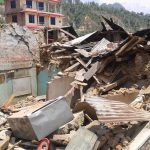 भत्किएको घर मर्मत गर्दै भूकम्पपीडित