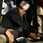 पैदलयात्रीको जुत्ता पालिस गर्दै कांग्रेस नेताहरु