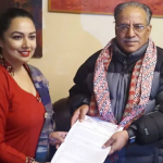 प्रचण्डलाई ज्ञापनपत्र बुझाउन पुगिन् खुश्बु ओली !