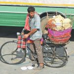 बलिउड अभिनेता ऋतिक रोशन पापड बेच्न सडकमा
