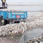 तटबन्ध निर्माण कार्यमा ठेकेदारको लापरवाही,निर्माणमा साना बेल्डर प्रयोग