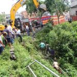 मेयरले डोजर चलाउँदा रेलिङ भत्कियो, ५ घाइते