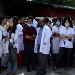 उपचार छाडेर न्दोलनउत्रियो चिकित्सक संघ : सरकारलाई लाइसेन्स बुझाउँदै ४ हजार चिकित्सक