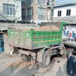 बालकुमारी डरलाग्दो टिपर दुर्घटना, सडकको रेलिङ्ग भत्काउँदै टहरोमा टिपर पसेपछि…