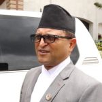 चालक र सहयोगी आफैं बनेर कर्मचारीको तलब बुझ्दै राष्ट्रियसभा अध्यक्ष