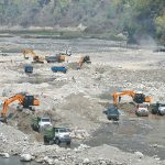 नदी दोहन गर्न मेयरको टिपर, वडाध्यक्षको एक्साभेटर