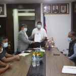 निर्माण व्यवसायका समस्याबारे अर्थमन्त्री शर्मालाई जानकारी गराउँदै महासङ्घ