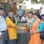 जंगली हात्तीले सताउन थालेपछि बडुवाल टोलमा टर्चलाईट बितरण