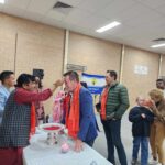 अष्ट्रेलियाका मन्त्री देखि मेयर सम्मले लाईन बसेर टिका ग्रहणगर्दै  दशैंको शुभ कामना